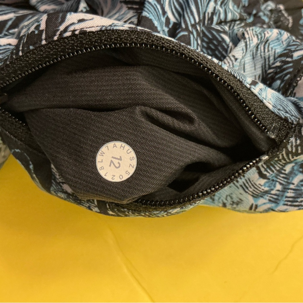 Lululemon Tracker Short V Eternal Wave Starlight Black sz 12 - Picture 7 of 7